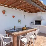 Andres House, Tías
