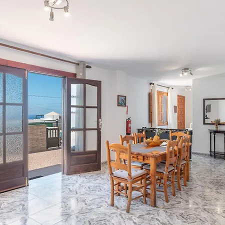 Andres House, * Tias